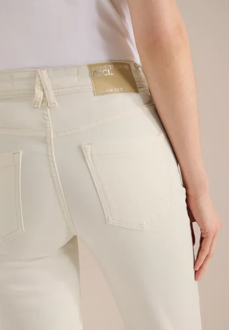 Frau von hinten in hellen Jeans, Detailansicht von Taschen und Label am Bund.